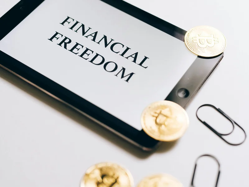 Financial freedom lifestyle — brand ambassadors enjoying the rewards of passive affiliate income